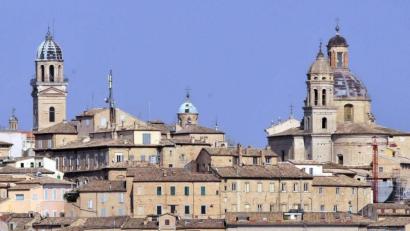 Archivbild: Wilck
Die Silhouette von Macerata färbt sich politisch neu. Das Blau der Mitte-Rechts-Koalition hat das 20 Jahre lang rot-dominierte Rathaus übertüncht.