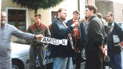 Repro: ads
Zur Premiere von "Rama Dama" 1996 erschien Radiomoderator Edmund Soutschek und interviewte einige Teilnehmer, darunter den damaligen Mitorganisator der Aktion Dieter Heldmann (vorn rechts) .