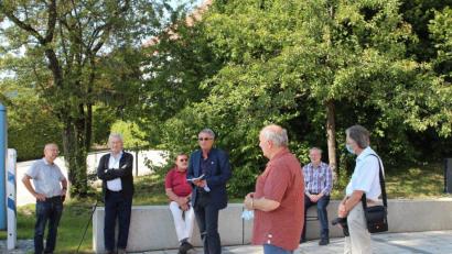 Bild: nis
Bürgermeister Ludwig Prögler (Mitte) begrüßte die Museumsfachleute aus Bayern, Sachsen, Österreich und Tschechien vor dem Ludwig-Gebhard-Museum in Tiefenbach.