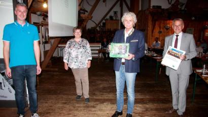 Bild: wro
Roland Grillmeier (rechts) wurde zum Vorsitzenden gewählt. Bestimmt wurden auch die Gremiumsmitglieder und in Abwesenheit die erweiterte Vorstandsspitze. Mit im Bild der scheidende Vorsitzende Wolfgang Lippert (Zweiter von rechts), Geschäfts- und Schriftführer Florian Preisinger (links) und Pia Stevens vom Initiaktivkreis-Büro im Landratsamt.