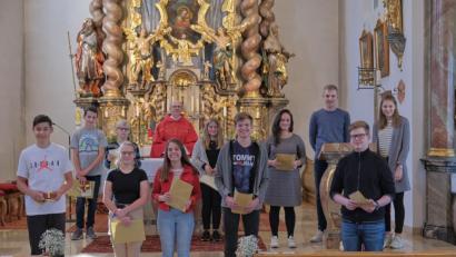 Bild: tkr
Pfarrer Herbert Rösl und die Oberministranten Lucio Lobinger und Sophia Hammer (hinten, rechts) verabschiedeten (von links) Elias Baumer, Jonas Karl, David Forster, Josefine und Veronika Hinkel, Lina Landgraf, Maximilian Bauer, Sophia Fertsch und Simon Zitzmann. Es fehlen Maria und Michael Prem.