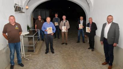 Bild: fjo
Vorsitzender Armin Bauer (links) ernannte eine Gruppe von sechs langjährigen Mitgliedern gemeinsam mit Bürgermeister Markus Bauriedl (rechts) zu Ehrenmitgliedern des Imkervereins.