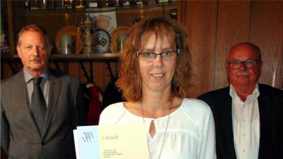 Bild: fnk
Aus den Händen von Landesvorstandsmitglied Hans-Jürgen Reitzenstein (rechts) und Vorsitzendem Klaus Frieser erhielt Karin Kraus das Ehrenzeichen und die Urkunde des Landesverbandes für besondere Verdienste um den Verein.