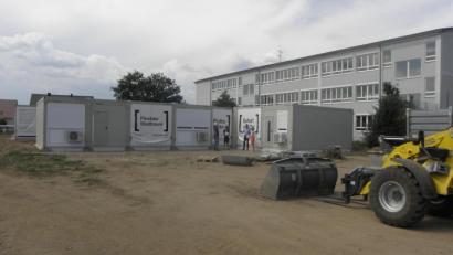 Bild: Wilhelm Amann
Aus 36 einzelnen Modulen entstand ein Gesamtwerk: der Übergangskindergarten neben dem Grundschulgebäude (Hintergrund) in Diendorf.