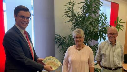 Bild: exb
Filialdirektor Michael Schelkshorn übergibt Anita Müller in der Pressather Geschäftsstelle im Beisein ihres Ehemannes Reiner den 10 000-Euro-Gewinn in bar.