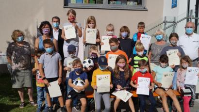 Bild: du
Urkunden und tolle Preise gab es für die 21 Kinder aus Schirmitz, Bechtsrieth, Trebsau, Irchenrieth und Weiden, die sich an der Aktion "Sommer-Leseclub" der Gemeindebücherei Schirmitz beteiligt hatten.