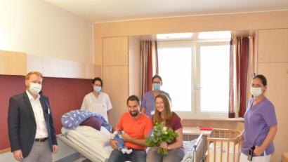 Bild: Claudia Seitz/exb
Dr. Martin Baumann, Birgit Hartinger, Barbara Knortz und Sandra Wallner (von links) gratulierten dem Ehepaar Fischer zur Geburt ihres Sohnes. Der kleine Lukas ist das 500. Baby, das in diesem Jahr im Krankenhaus St. Barbara zur Welt kam.