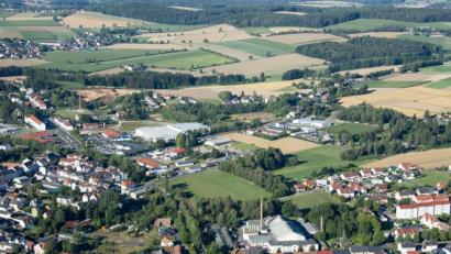 Luftbild: mür
Mittig im Bild ist die Fläche in Waldsassen im Landkreis Tirschenreuth zu erkennen, die entsiegelt werden soll.