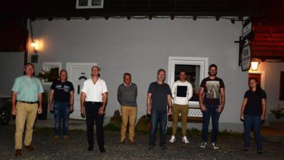 Bild: bey
Parksteins Bürgermeister Reinhard Sollfrank (links) freut sich über Wahl von Vorsitzenden Torsten Kahlert, Zweiten Vorsitzenden Michael Uschuld, Kassier Felix Bösl und Schriftführerin Melanie Lederer (vordere Reihe von links) sowie von Sportwart Peter Amberger und den Jugendwarten Reinhard Hauer und Thomas Hauer.