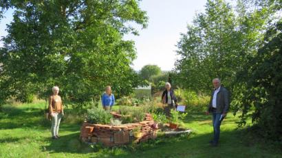 Bild: adj
Gemeinsam mit Gartenbesitzerin Anika Frieser (Mitte) begutachten Kreisfachberaterinnen Maria Treiber (links) und Dagmar Thimm-Böhringer (Zweite von rechts) im Beisein des Kreisverbandsvorsitzenden Albert Nickl (rechts) den Naturgarten in Döltsch.