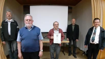 Bild: gis
Die Vorsitzenden Ludwig Roderer und Hermann Rohe bedankten sich bei Alfons Kastner (von links) für 40 Jahre aktiven Chorgesang. Dem schlossen sich Zweiter Bürgermeister Bernhard Kraus und Pfarrer Ferdinand Weinberger an.