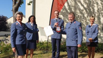 Bild: Malteser
Diözesanleiterin Baronin von Gemmingen, Diözesanoberin Elisabeth Lohner und Diözesangeschäftsführer Gregor Schaaf-Schuchardt gratulieren dem Weidener Malteser-Geschäftsführer Dieter Landgraf zur Auszeichnung. Ingrid Zollitzsch, Mitglied des Diözesanvorstands, (rechts) schließt sich den Wünschen an.