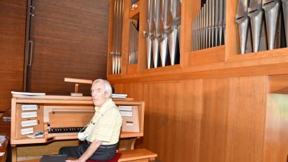 Bild: sche
Nach 77 Jahren , davon 34 Jahre in Raigering, nahm der 91-jährige Organist Josef Dotzler das letzte Mal Platz auf der Orgelbank.