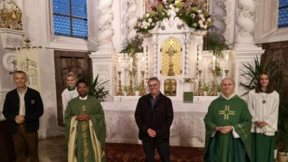 Bild: hir
Stellvertretend für die gesamte Pfarrei hieß Pfarrer Georg Parampilthadathil (Dritter von links) zusammen mit Pfarrgemeinderatssprecher Alois Kleierl (links) den neuen Pastoralreferenten Andreas Hartung (Dritter von rechts) und Ruhestandsgeistlichen Josef Most (Zweiter von rechts) willkommen.
