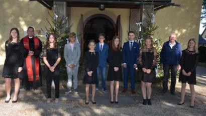 Bild: jr
Konfirmation feierten neun Jugendliche aus Groschlattengrün und Pechbrunn. Mit dabei waren (von links) Lilly Schübel, Pfarrer Klaus Wening, Hannah Reber, Timo König, Marie Lechner, Maximilian Jobst, Ina Funk, Jannis Malzer, Amelie Dehmel, Kirchenvorstandsmitglied Gerhard Flügel und Luise Döhler.