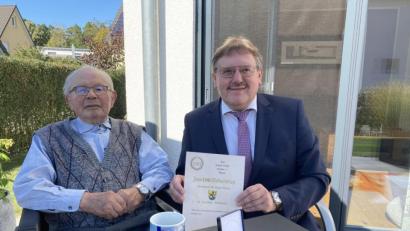 Bild: Stefanie Gradl
Bürgermeister Hans-Martin Schertl (rechts) überbringt dem Jubilar die Glückwünsche der Stadt Vilseck.
