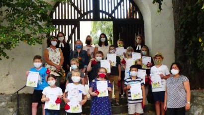 Bild: exb
Den Konfi 3-Abschlussgottesdienst in Pommelsbrunn feierten die Pfarrerinnen Judith Felsner (hinten links) und Estelle Kunad-Wittenberg (hinten rechts), die künftig die Kirchengemeinde Eschenbach mit Hirschbach betreut.
