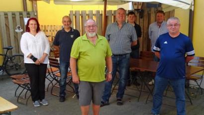 Bild: Dobmeier
Die Sportgemeinschaft „Naber-Elf“ wählt den neuen Vorstand mit Vorsitzendem Hans-Dieter Naber (Vierter von rechts).