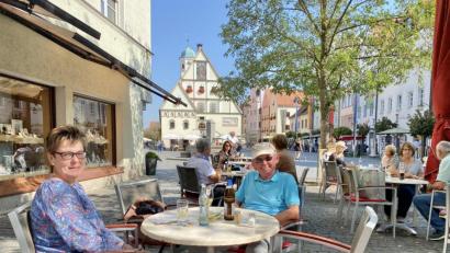 Bild: rg
An sonnigen Spätsommertagen wie am Dienstag sind die Plätze im Freien begehrt. Doch wie sieht’s im November und Dezember aus? Die SPD will zumindest die Möglichkeit schaffen, dass Gastronome bis zum Jahresende kostenlos Freisitze anbieten können.