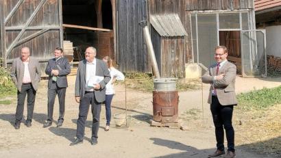Bild: Portner
Museumsleiter Tobias Hammerl (rechts) und Bezirkstagspräsident Franz Löffler (links) stellen die Pläne für das Freilandmuseum Oberpfalz vor.
