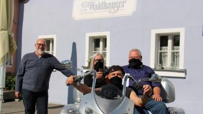 Bild: prh
Zu einer Ausfahrt mit dem Trike lud Prinz Bernhard (rechts) seine Zoiglprinzessin Karina (Zweite von links) ein. Als Chauffeur fungierte Manfred Nier (Zweiter von rechts). Gute Fahrt wünschte ihnen Gerald Wickl (links) der Wirt der Zoiglstube "Zum Waldhauser".