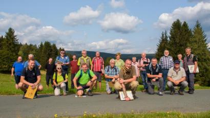 Bild: Florian Fraaß/exb
Auf dem Weg durch das Wagenthal: Die 18 Lehrgangsteilnehmer mit den beiden Referenten Daniel Stein (Zweiter von links) und Tobias Pape (Siebter von links) vom Deutschen Wanderverband.