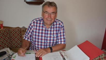 Bild: jr
Gerhard Wehner führt seit 1988 genaue Aufzeichnungen über die gemessene Radioaktivität in Lebensmittel. Seine Messergebnisse hält der 78-jährige in seinem Ordner fest.