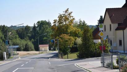 Bild: bö
Der Ebermannsdorfer Gemeinderat hat den Ausbau dreier Bushaltestellen, zwei an der Hauptstraße und eine an der Einmündung der Dientzenhofer Straße (rechts im Bild), auf den Weg gebracht. Die Haltestelle links wird erst im Zuge des Baues der Neuen Mitte barrierefrei umgebaut werden.