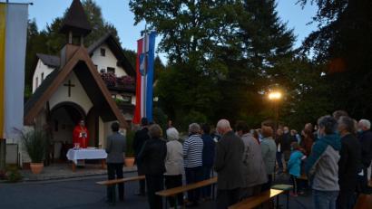 Bild: dob
Mit einem Dankgottesdienst feierte Kaplan Alexander Ertl mit den Gläubigen einen Dankgottesdienst vor der Kapelle in Fiedlbühl und erinnerte an den 50. Jahrestag der Madonnenstiftung durch den Bayerischen Ministerpräsidenten Dr. Alfons Goppel.