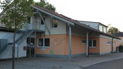 Bild: rpp
Am 13. November macht hier der Lastwagen von Humedica Station und lädt die beim Kinderhaus abgegebenen Pakete für die Bedürftigen ein.