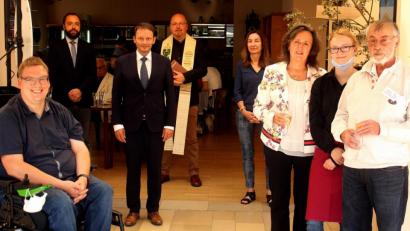 Bild: R. Kreuzer
Die Familie Thoma (rechts) begrüßt mit ihrem Team in Zukunft die Gäste des Café "Grenzenlos".