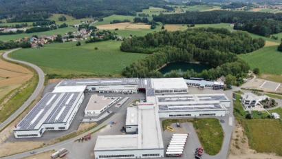 Bild: bey
Die Gemeindeverbindungsstraße Ödhäuser-Spielhof verläuft gegenwärtig mitten durch das Firmengelände Voit Stefan GmbH. Die Überlegungen Stefan Voits gehen dahin, die neue Straße von der Kreisstraße aus neben dem Firmengelände (unterer Bildrand) vorbei Richtung Spielhof zu führen.