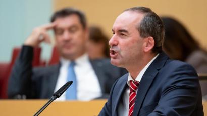 Bild: Sven Hoppe/dpa 
Wirtschaftsminister Hubert Aiwanger ( Freie Wähler) spricht im bayerischen Landtag. Im Hintergrund sitzt Ministerpräsident Markus Söder (CSU).