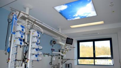 Bild: Marion Hausmann/exb
Das Barmherzige Brüder Krankenhaus St. Barbara Schwandorf – hier ein Bild aus der neuen Intensivstation – ist eines der Schwerpunktkrankenhäuser, die für die Behandlung von Covid-19-Patienten vorrangig zuständig sind.