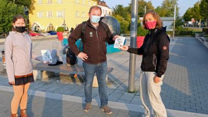 Bild: Stadt Amberg, Thomas Graml/exb
Bus- und Bahnfahren wird belohnt. Brotzeittütenaktion im Rahmen der Europäischen Mobilitätswoche. Heike von Eyb, Koordinatorin für kommunale Entwicklungspolitik und Corinna Loewert (links), Klimaschutzmanagerin, sagten Danke.
