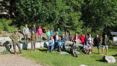 Bild: bsc
Am Eingangsportal zum Steinwald in Pfaben stellten sich die Teilnehmer der Jubiläums-Tour des Naturparks zu einem Erinnerungsfoto. Zum Erfolg trugen die Ranger Jonas Ständer und Marie Wittmann (vorne von links) bei.