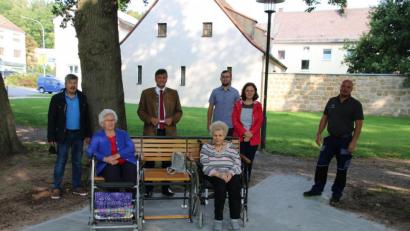 Bild: sne
Stadtrat Thomas Mayer, seine Mutter Christa, Bürgermeister Edgar Knobloch, Helga Neidl, Bauamtsmitarbeiter Pascal Hoffmann, ILEK-Managerin Annika Schreier und Bauhofleiter Alex Waschkewitsch (von links) freuen sich über die neuen Seniorenbänke. Diese sind an neun Standorten im Stadtgebiet zu finden.