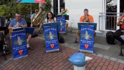 Bild: exb
Die Birgländer Musikanten unterhalten die Bewohner im Dr.-Stephan-Kastenbauer-Haus.