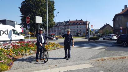 Bild: exb
OB Michael Cerny (links) kam zufällig vorbei, als die Polizei bei einer Verkehrssicherheitsaktion Fahrradfahrer und Nutzer von Pedelecs über Sicherheit im Straßenverkehr aufklärten.