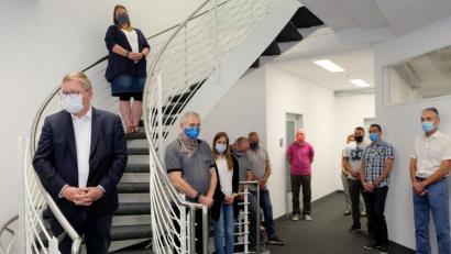 Bild: Susanne Schwab, Stadt Amberg/exb
Oberbürgermeister Michael Cerny (links) und ein Teil der nun hier untergebrachten Beschäftigten der Stadt Amberg bei der Einweihung der neuen Räumlichkeiten.