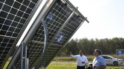 Bild: Petra Hartl
Solarpower-Geschäftsführer Bastian Oppel und Grünen-Bundestagsabgeordneter Stefan Schmidt fachsimpeln über den Solarpark in Thansüß.