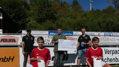 Bild: rn
Mit 1000 Euro unterstützt das Verpackungswerk Mondi den SC Eschenbach bei der Anschaffung von Desinfektionsmitteln. 500 Euro gibt es zudem für die Waldjugend.