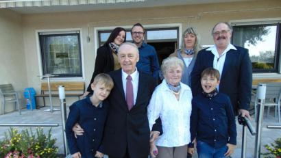 Bild: fnk
Karl und Irmgard Herold (vorn, Mitte) im Kreis ihrer Familie. Besonders stolz ist das diamantene Hochzeitspaar auf seine beiden Urenkel.