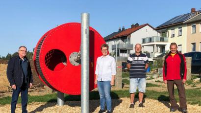 Bild: nza
Die Gemeinde stellte neue Spielgeräte in den Betrieb. Von links: Zweiter Bürgermeister Herbert Mattes, Bürgermeisterin Marion Höcht, Bauamtsleiter Gerhard Streibelt und Bauhofleiter Volkmar Sirtl