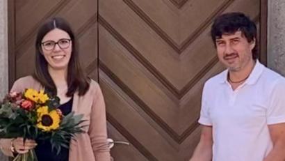 Bild: exb
VG-Vorsitzender Gerald Reiter (rechts) gratulierte Sabrina Stoiber mit Torte und Blumenstrauß.