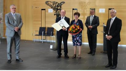 Bild: pko
Bei einer Feierstunde in der Schwarzachtalhalle hat Laurenz Lorenz (Zweiter von links, mit Gattin Elisabeth) die Staatsmedaille in Bronze erhalten. Zur Auszeichnung gratulierten (von rechts) Behördenleiter Thomas Gollwitzer, Bürgermeister Martin Birner und stellvertretender Landrat Richard Tischler.