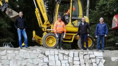 Bild: fjo
Bauamtsleiter Christian Meier, Vorarbeiter Jean Pierre Heinrichs von der Baufirma, Bürgermeister Markus Bauriedl und Dietmar Hammerl (von links) verdeutlichen mit ihrer Position oben auf der Straßenkante den erheblichen Umfang der Schadenbeseitigung.
