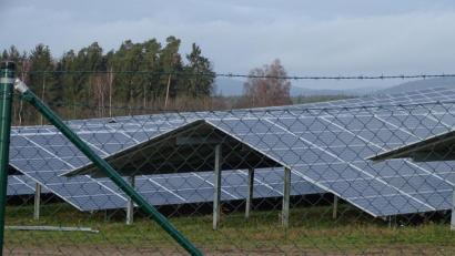 Archivbild: Houschka
Eine Erweiterung des Solarparks auf einer Anhöhe nördlich von Wolfring ist vorläufig auf Eis gelegt. Dem Betreiber wurde in einer Gemeideratssitzung geraten, "heimzugehen und Hausaufgaben zu machen". Ganz generell will das Plenum nun ein Konzept dafür erarbeiten, ob man weitere Solaranlagen in der Gemeinde Fensterbach haben will und wenn ja, wo genau.