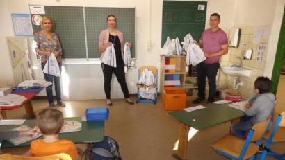 Bild: rn
Mit "kleinen Geschenken" der Stadt Eschenbach überraschen Bürgermeister Marcus Gradl und Konrektorin Nicole Gleißner die Erstklässler und übergeben sie an die Lehrkräfte, hier im Bild Pamela Walberer (links).