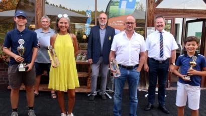 Bild: Hirsch
Der Golf- und Landclub Oberpfälzer Wald ehrte die Vereinsmeister 2020. Das Bild zeigt von links: Vincent Schober, Jürgen Hildebrand, Sabine Paluka, Horst Jäger, Thomas Wiederer, Bernhard Werner und Theo Wild.
